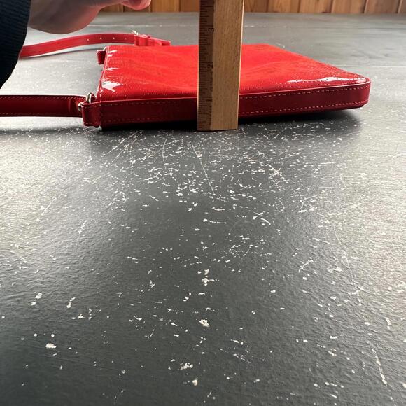 Kate Spade Darby Metro Slim Swing Crossbody Bag Perforated Heart EUC Clean Nice - Picture 7 of 12